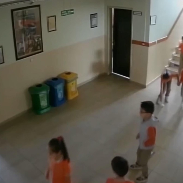 Koridordaki atıkları geri dönüşüm kutusuna koyan öğrenciler ödüllendirildi