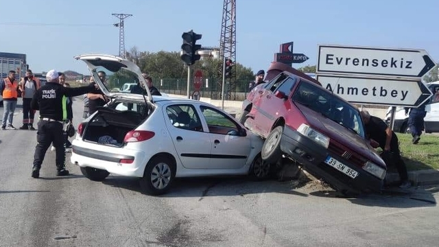 Kırklareli'nde iki otomobilin çarpıştığı kazada sürücüler yaralandı