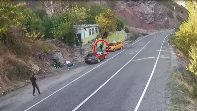 Dağdan kopan kaya parçasında son anda kurtuldu; o anlar kamerada