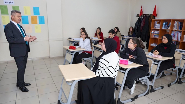 Artvin Valisi Ergün, lise öğrencileriyle bir araya geldi