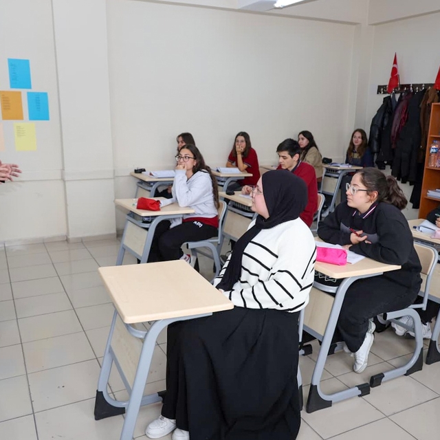 Artvin Valisi Ergün, lise öğrencileriyle bir araya geldi