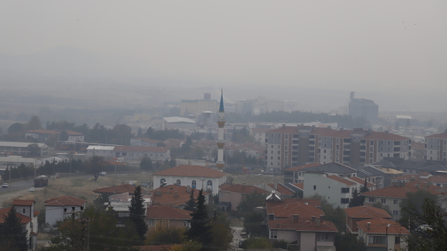 Çeltik hasadı sonrası yasak olmasına rağmen anız yakımı, ilçeyi duman altında bıraktı