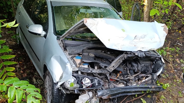 Otomobil evin bahçesine uçtu, 4 üniversite öğrencisi yaralandı