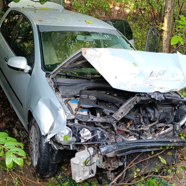 Otomobil evin bahçesine uçtu, 4 üniversite öğrencisi yaralandı