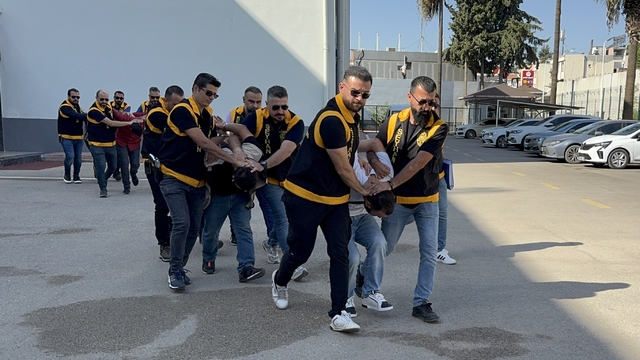 Adana'da 8 suça karışan şebekeye yönelik operasyonda yakalanan 4 zanlı tutuklandı