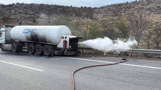 Karbondioksit taşıyan tankerde çıkan yangın söndürüldü