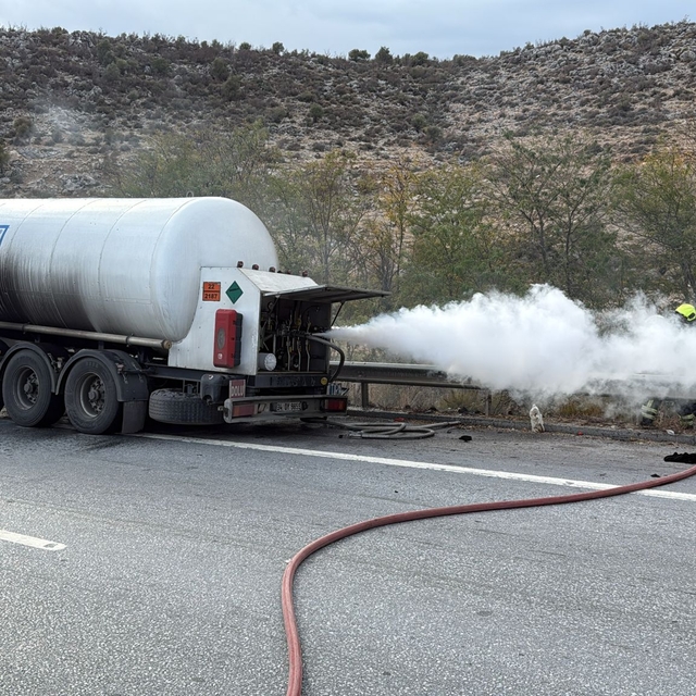 Karbondioksit taşıyan tankerde çıkan yangın söndürüldü