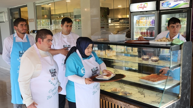 Erzurum'daki "Gülümseyen-Down Kafe" özel bireyleri sosyal hayata kazandırıyor