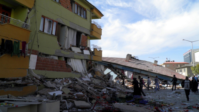 Van'daki depremde babası ve 2 kız kardeşini kaybeden Semih, annesi ile yaşama tutundu