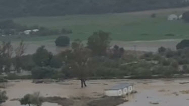 Gökçeada'da sağanak su baskınlarına yol açtı; heyelan nedeniyle yol kapandı