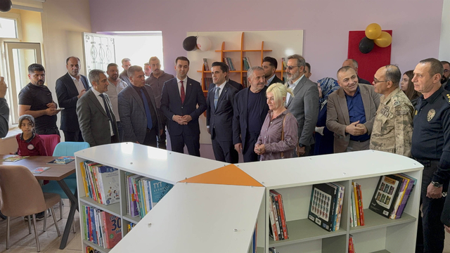 Muhtar, okuduğu köy okuluna hayalini kurduğu kütüphaneyi kazandırdı