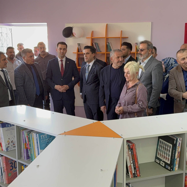 Muhtar, okuduğu köy okuluna hayalini kurduğu kütüphaneyi kazandırdı