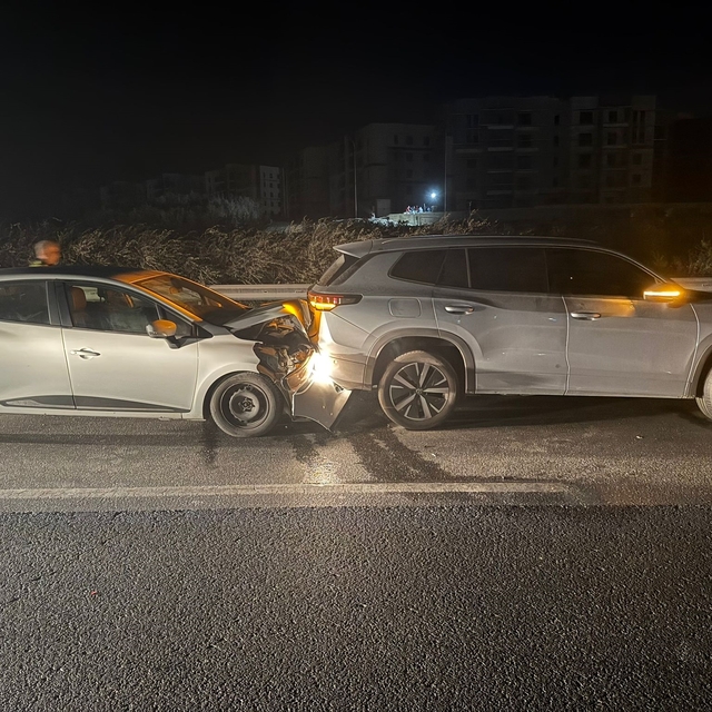 Sıfır kilometre otomobili otoyolda kilitlenip durunca kaza yapan avukattan...