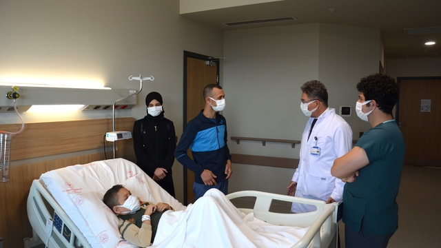 Bursa'da 9 yaşındaki çocuk babasından yapılan böbrek nakliyle yaşama tutundu