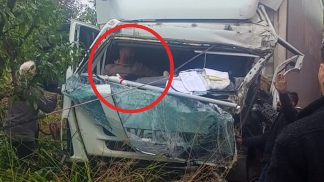 Kamyonlar kafa kafaya çarpıştı, kabinde sıkışan şoför yaralandı