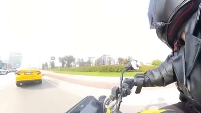 Etrafına bakınırken motosikletiyle önünde duran taksiye çarptı