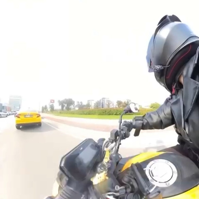 Etrafına bakınırken motosikletiyle önünde duran taksiye çarptı