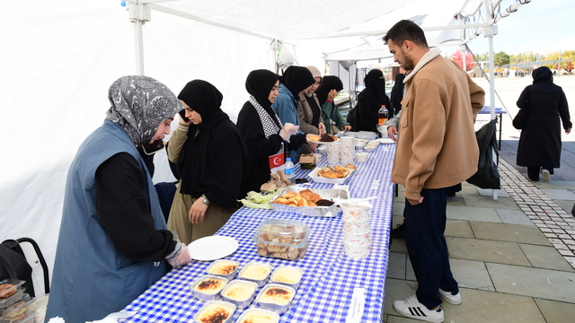 Van'da akademisyenler ve öğrenciler Gazze yararına kermes düzenledi