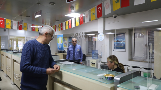 Denizli'de PTT'den 185. müşteriye pul kataloğu hediyesi