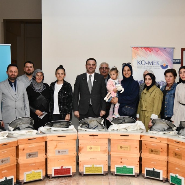 Başiskele'de arıcılık kursiyerlerine malzeme desteği verildi