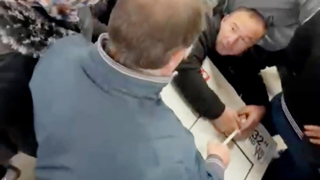 32 ekran televizyonlar bin liraya satışa sunulunca izdiham yaşandı