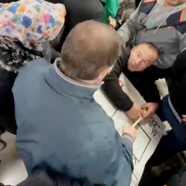 32 ekran televizyonlar bin liraya satışa sunulunca izdiham yaşandı