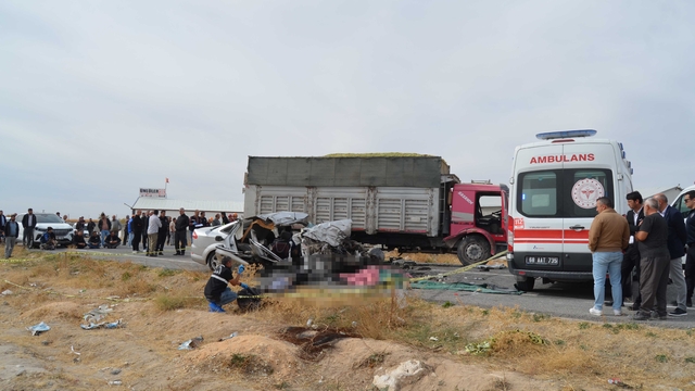 Aksaray'da kamyonla çarpışan otomobildeki 3 kardeş öldü