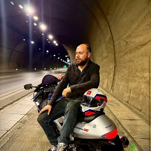 Toprak yığınına çarpıp kanala savrulan motosikletin sürücüsü öldü