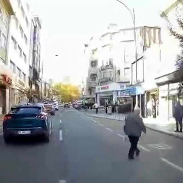 Otomobilin altında kalmaktan son anda kurtuldu; o anlar kamerada