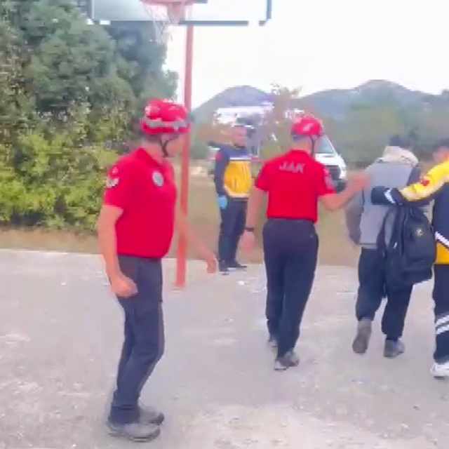 İnceleme için çıktıkları dağda kaybolan 2 mühendis, bulunup askeri helikopt...