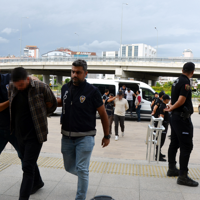 2 kişinin öldüğü gayrimenkul ofisindeki silahlı kavganın şüphelileri adliye...