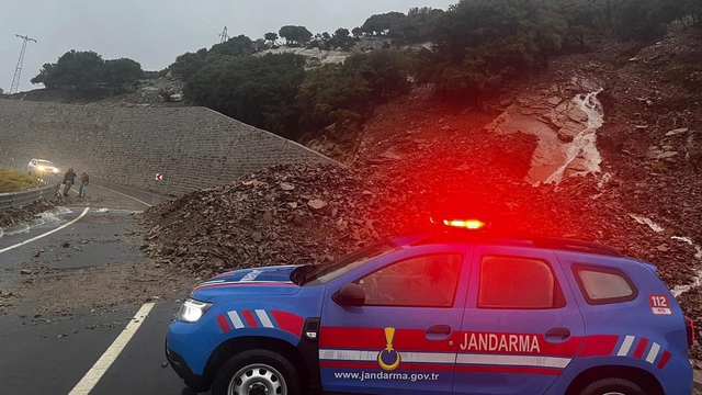 GÜNCELLEME - Gökçeada'da kuvvetli sağanak hayatı olumsuz etkiledi