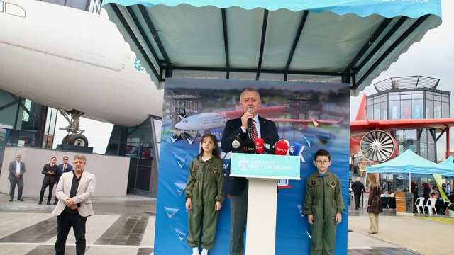 Havacılık ve Bilim Merkezi'ne dönüştürülen uçak ziyaretçilerine kapılarını açtı