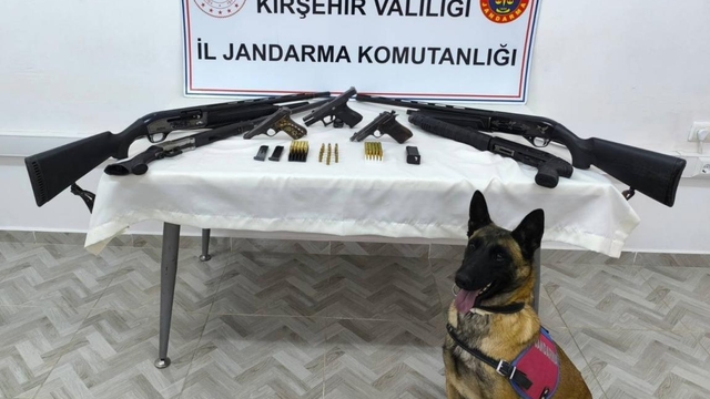 Kırşehir'de ruhsatsız 4 tüfek, 5 tabanca ve 102 fişek ele geçirildi