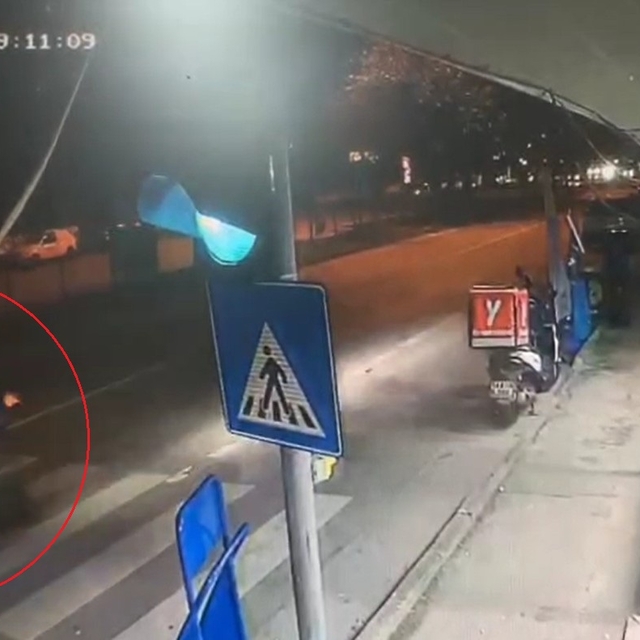 Motosikletin çarptığı yayanın yanından geçip yola devam ettiler