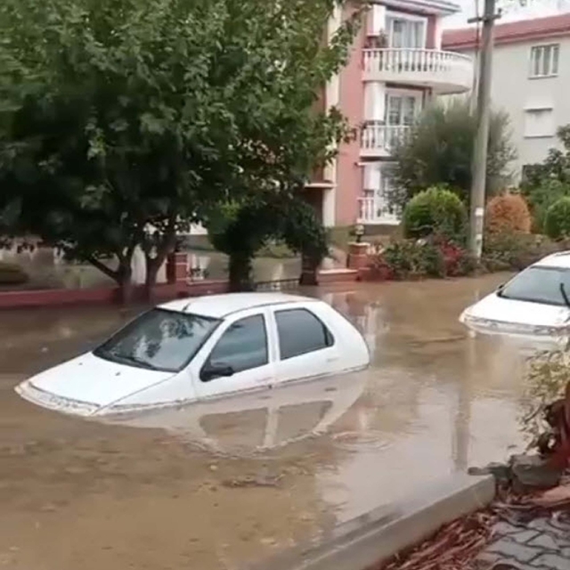 İzmir'de sağanak etkili oldu (3)