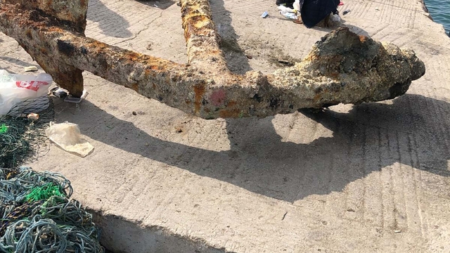 Çanakkale'de balıkçıların ağına 3 tonluk çapa takıldı