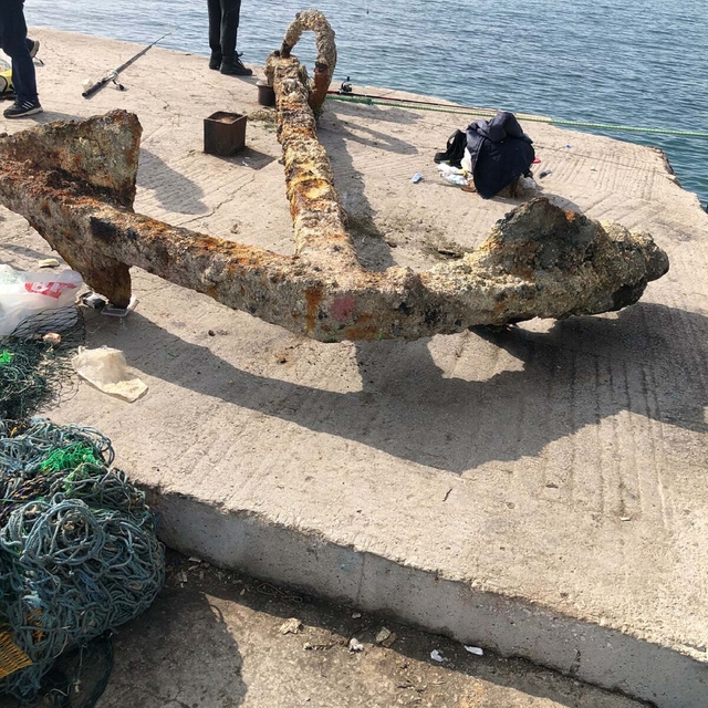 Çanakkale'de balıkçıların ağına 3 tonluk çapa takıldı