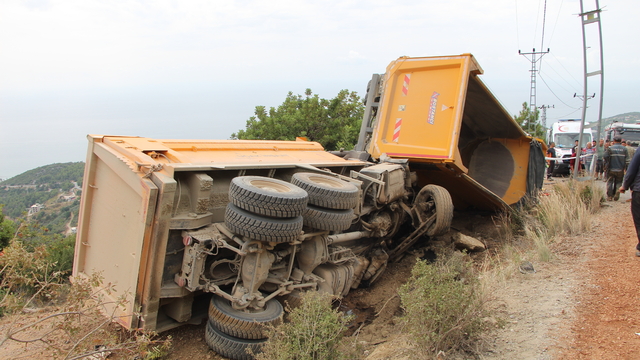 Antalya'da iki hafriyat kamyonunun çarpışması sonucu 1 kişi öldü, 1 kişi yaralandı
