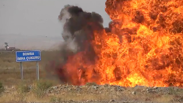 Havalimanında patlayıcıların kullanıldığı tatbikat, gerçeğini aratmadı