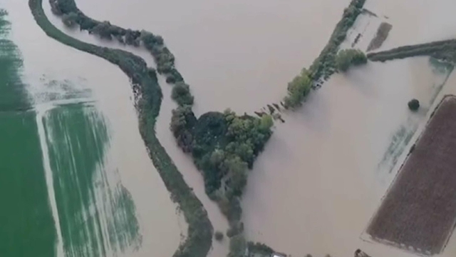 Gökçeada'da sağanak su baskınlarına yol açtı; heyelan nedeniyle yol kapandı (2)