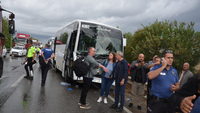 Antalya'da 4 araçlık zincirleme kazada 2 turist yaralandı