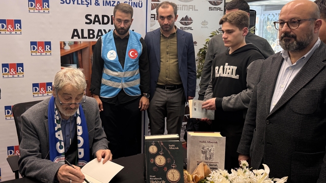 Gazeteci-yazar Sadık Albayrak Rize'deki imza gününde okurlarıyla buluştu