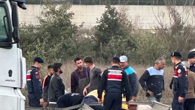 Tekirdağ'da bariyerlere çarpan kamyonetin sürücüsü ağır yaralandı