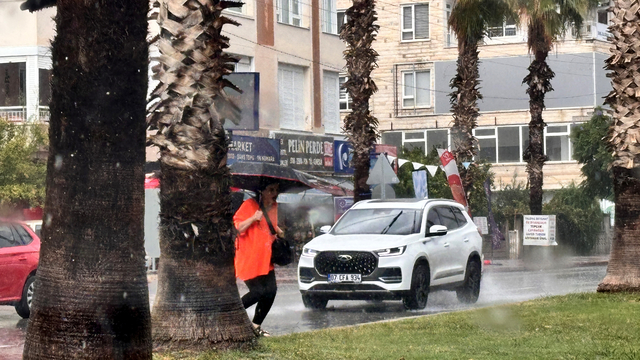 Antalya'da sağanak yaşamı olumsuz etkiledi