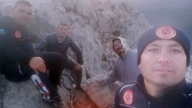 İnceleme için çıktıkları dağda kaybolan 2 mühendis, bulunup askeri helikopterle kurtarıldı (2)