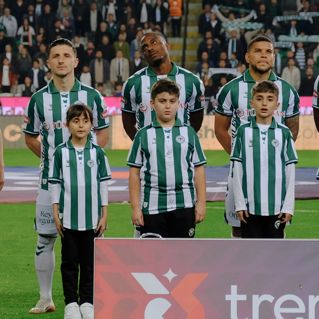 Konyaspor, kazada ölen Mevlüt öğretmenin çocuklarına verdiği sözü yerine ge...