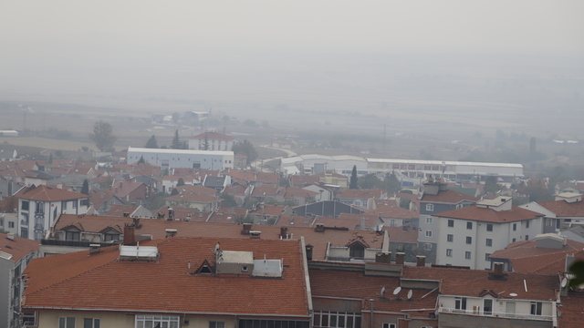 Çeltik hasadı sonrası yasak olmasına rağmen anız yakımı, ilçeyi duman altında bıraktı (2)