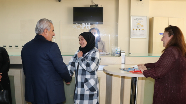 Hakkari'de PTT'den 185'inci müşterisine hediye