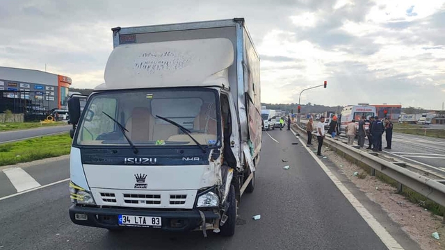 Bariyere çarpan kamyonetin sürücüsünün ayağı koptu